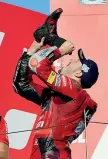  ?? (Ipp/LaPresse) ?? Due facce La caduta di Bagnaia mentre attacca Quartararo; Jack Miller festeggia la vittoria bevendo dallo stivale