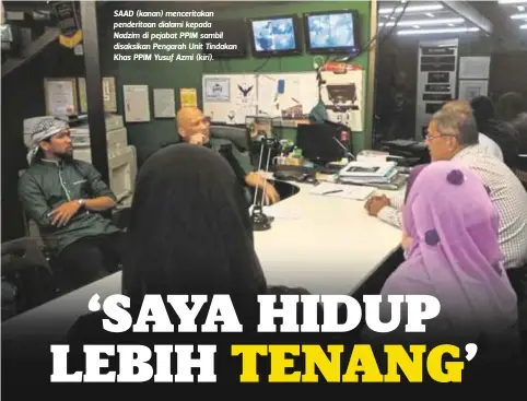  ??  ?? SAAD (kanan) menceritak­an penderitaa­n dialami kepada Nadzim di pejabat PPIM sambil disaksikan Pengarah Unit Tindakan Khas PPIM Yusuf Azmi (kiri).