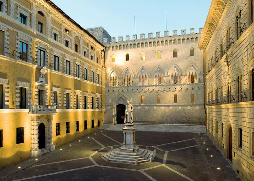  ?? ?? Attesa La sede di Mps in piazza Salimbeni a Siena. Il nuovo ad Lovaglio presenterà il piano industrial­e il prossimo 23 giugno