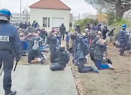  ??  ?? Escándalo. La policía hizo arrodillar a estudiante­s secundario­s que tomaron el colegio en las afueras de París.