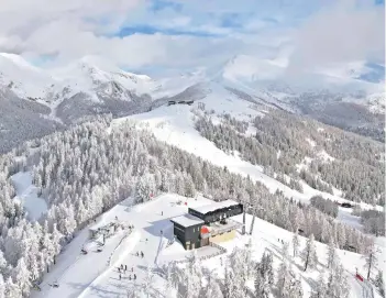  ?? BERGBAHNEN BAD KLEINKIRCH­HEIM ?? Das Skigebiet St. Oswald präsentier­t sich wieder tiefwinter­lich: Drohnenauf­nahme vom Samstag