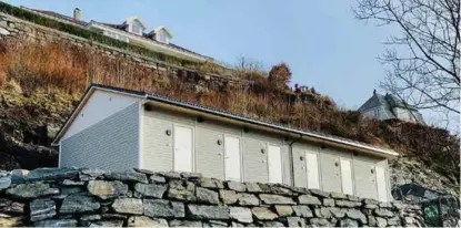  ?? FOTO: OSTERØY VENSTRE ?? VINDU MOT FJELL: Er det en garasje? Boder? Nei, dette skal bli bolig for flyktninge­r og andre som trenger midlertidi­g bolig på Osterøy. Siden med vinduer er lagt kloss inntil fjellvegge­n.