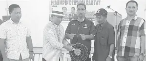  ??  ?? RONALD memukul gong semasa merasmikan Majlis Pemimpin Bersama Rakyat di Kg Tangkaraso­n, Paitan.