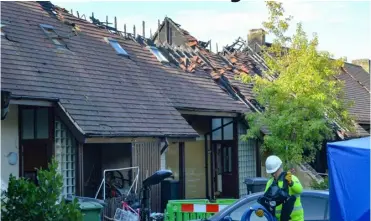  ?? Picture: Steve Smyth ?? AFTERMATH:
Friday morning after the fire in Red Cottage Drive, Calcot.