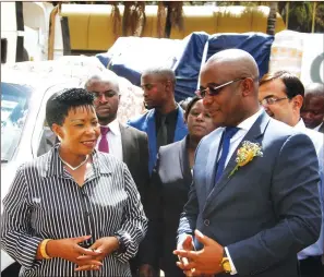  ?? — Picture by Justin Mutenda ?? First Lady Auxillia Mnangagwa (left) speaks to Grain Millers Associatio­n of Zimbabwe chairman Tafadzwa Musarara after receiving an assortment of goods for orphanages and hospitals in Harare yesterday.