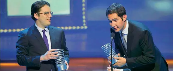  ??  ?? Premio I fondatori di Instagram Mike Krieger (a sinistra) e Kevin Systrom durante la premiazion­e al Webby Awards a New York nel 2012 (Stephen Chernin/reuters)