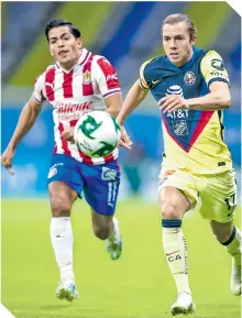  ??  ?? Sebastián Córdova y Jesús Sánchez hacen por la pelota.