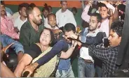  ??  ?? Lalita Pandey being manhandled at BJP headquarte­rs in Ranchi by supporters of Shashi Bhushan Mehta.