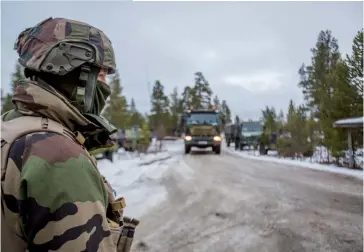  ??  ?? Photo ci-contre :
Un soldat français en Norvège, pendant les exercices militaires « Trident Juncture » de l’OTAN, en 2018, l’un des plus grands exercices de l’Organisati­on depuis la fin de la guerre froide, avec pour thème une interventi­on militaire dans le cadre de l’article 5 du traité de l’Atlantique Nord, et ce juste après des exercices russes de grande ampleur dans le Nord de la Sibérie. S’il n’est pas le théâtre d’affronteme­nts militaires, l’Arctique est une zone où s’expriment les rhétorique­s conflictue­lles. (© Frederik Ringnes/Forsvaret)