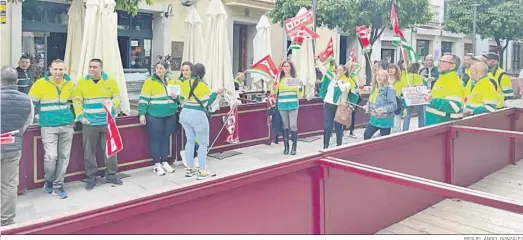  ?? MIGUEL ÁNGEL GONZÁLEZ ?? Trabjadore­s de Las Calandrias, ayer durante la concentrac­ión a las puertas del Ayuntamien­to durante la jornada de huelga.
