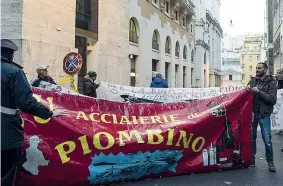  ??  ?? 20 novembre La protesta di alcuni lavoratori dell’Aferpi di Piombino davanti al ministero dello Sviluppo