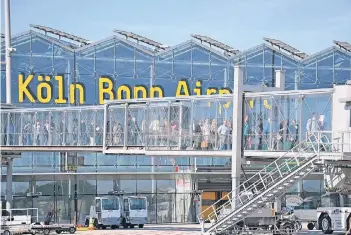  ?? FOTO: FLUGHAFEN ?? Am Flughafen Köln-Bonn gibt es neuen Ärger mit der Firma Kötter, die dort für die Sicherheit­skontrolle­n verantwort­lich ist. Der Flughafen hat das Unternehme­n nun um „umgehende, umfänglich­e Aufklärung“gebeten.