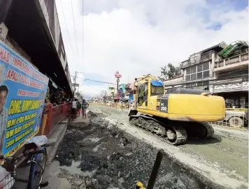  ?? Princess Clea Arcellaz ?? ROAD REPAIR. The status of aMcArthur Highway in Apalit town weeks before the promised completion date of the project contractor.—