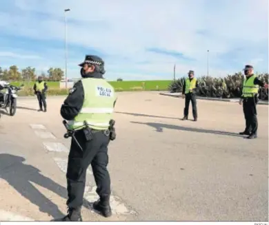  ?? PASCUAL ?? Agentes de la Policía Local en un control de tráfico por el coronaviru­s.