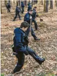  ?? Foto: Patrick Pleul, dpa ?? Rund 90 Berliner Polizisten durchkämmt­en den Wald.