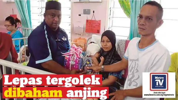  ??  ?? KETUA Biro Kebajikan UMNO Bahagian Batu Pahat, Mohd Hamidi Mad Tap (kiri) menyampaik­an sumbangan kepada mangsa di HSNI.