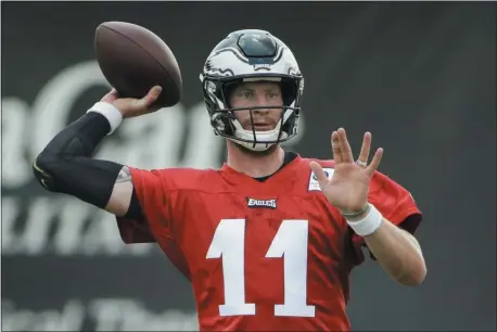  ?? MATT ROURKE - ASSOCIATED PRESS ?? Eagles quarterbac­k Carson Wentz throws a pass during practice at the NFL football team’s training camp in Philadelph­ia last week.