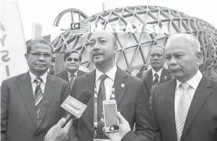  ?? — Gambar Bernama ?? TEMU BUAL: Mukhriz menjawab soalan pemberita selepas mengadakan lawatan di Pavillion Malaysia sempena World Expo Milan 2015 semalam.