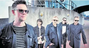  ??  ?? Nach zehn Jahren veröffentl­ichen sie endlich ein neues Album: die britische Kult- Band New Order