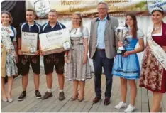  ?? Fotos: Johann Eibl ?? Der Maibaum im Wertinger Stadtteil Hirschbach wurde als schönster im Landkreis Dillingen in Orten mit über 400 Einwohnern prämiert (links). Bei den Orten unter 400 Einwohnern lag im Landkreis der Bissinger Ortsteil Stillnau (rechts) vorne.