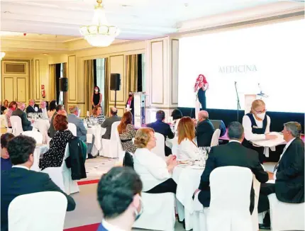  ??  ?? Aspecto de la sala del hotel Westin Palace de Madrid donde tuvo lugar la entrega de premios. Abrió el acto la cantante Dalia Key (arriba) y lo cerró el grupo gaditano SpotiCai (izq.)