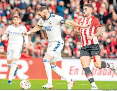  ?? JAVIER ZORRILLA / EFE ?? Karim Benzema lleva la pelota ante el acoso de Unai Núñez.