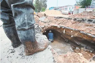  ??  ?? Personal del Sistema de Agua Potable, Alcantaril­lado, Saneamient­o de Ecatepec (SAPASE) compactó con maquinaria la zona de drenaje dañada el pasado viernes y se procederá a la colocación del asfalto.