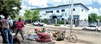  ?? KELVIN MOTA ?? La funeraria municipal fue incendiada y vandalizad­a.