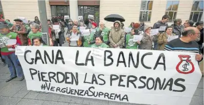  ?? Foto: Javier Bergasa ?? Asistentes a la concentrac­ión celebrada ayer frente al Palacio de Justicia de Pamplona.