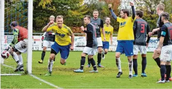  ?? Foto: Christian Kruppe ?? Nach einem Jahr in der Bayernliga darf Bastian Renner (zweiter von links) jetzt wieder Tore für die SpVgg Langerring­en, wie hier im Derby gegen Hiltenfing­en bejubeln.