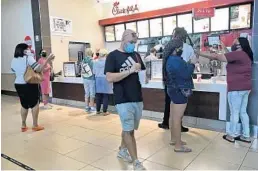  ?? AMY BETH BENNETT/SOUTH FLORIDA SUN SENTINEL ?? Diners line up at Chick-fil-a at Town Center at Boca Raton, which reopened Wednesday.