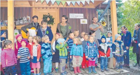  ?? FOTO: ISA ?? Die Kinder des Wald- und Seekinderg­artens uns das Erzieherte­am weihen ihre neue Hütte mit fröhlichen Liedern ein.