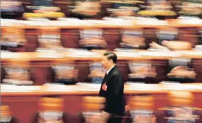  ?? DAMIR SAGOLJ / REUTERS ?? El presidente chino, Xi Jinping, dirigiéndo­se ayer a la tribuna para pronunciar su discurso ante la Asamblea
