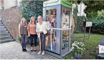  ?? Foto: Haus der Familie ?? Studentin Lisa Schmid, Gabriele Bartsch, Mitarbeite­rn am Haus der Familie und Barbara Ilg, Schirmherr­in der Aktion Schneefloc­ke.