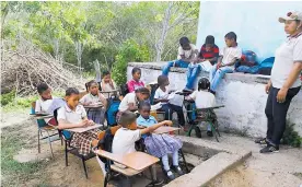  ?? CORTESíA ?? La docente Ledis Calvo imparte sus clases a los estudiante­s a las afueras del colegio.