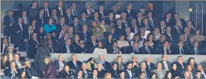  ??  ?? ASIDUA DEL PALCO. Marta Silva (rodeada por un círculo), en el Bernabéu, rodeada de políticos.