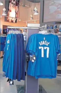  ??  ?? PRIVILEGIO. Las camisetas con el ‘77’ de Doncic en Dallas.