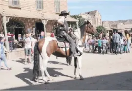  ??  ?? Wie an einem Filmset: Pferdekuts­chen und Reiter in Cowboy-Kluft gehören in den beiden Westerndör­fern zum Landschaft­sbild.