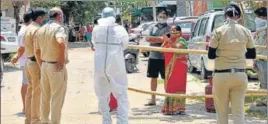  ?? SANJEEV SHARMA/HT ?? Residents arguing with police after an elderly woman died of non-covid complicati­ons at a containmen­t zone in Sector 30, Chandigarh, on Monday. One of the protesters was booked for obstructin­g and assaulting public servants, even as people alleged police apathy for delay in ambulance.