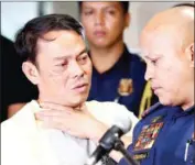  ?? STRINGER/AFP ?? Leyte Albuera Mayor Ronaldo Espinosa (left) talks to Philippine National Police chief Ronald dela Rosa in Manila on August 2.