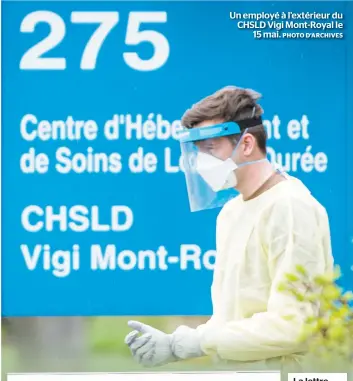  ??  ?? Un employé à l’extérieur du CHSLD Vigi Mont-royal le 15 mai.