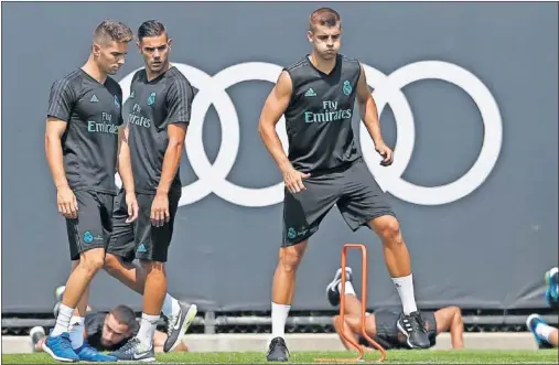  ??  ?? INTENSIDAD. Morata, que sigue muy pendiente de su futuro, se entrenó con gran intensidad en la primera sesión del Madrid en Los Ángeles.