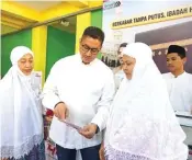  ?? FRIZAL/JAWA POS ?? MAKSIMALKA­N LAYANAN: Ceppy Djakaria (tengah) memberi penjelasan calon jamaah haji di Asrama Haji Sukolilo Surabaya (24/7).