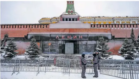  ?? FOTO: AP ?? Das Mausoleum auf dem Roten Platz in Moskau, in dem der einbalsami­erte Leichnam von Wladimir Iljitsch Uljanow (1870-1924) liegt, wird streng bewacht.