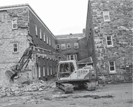  ?? TIM KROCHAK • THE CHRONICLE HERALD ?? An excavator began to demolish an Oxford Street apartment building in Halifax last month despite an ongoing tenancy board situation.