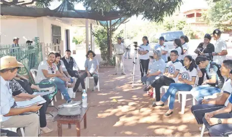  ??  ?? Epigrafe
Reunión del equipo interinsti­tucional de organismos de defensa de los DD.HH. con estudiante­s y vecinos. Fue ayer a la mañana.