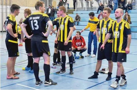  ?? Foto: Marcus Merk ?? Nach der 2:3 Finalniede­rlage gegen den TSV Meitingen waren die Kicker des TSV Diedorf enttäuscht. Ein schwacher Trost war es da, dass der Kreisligis­t im kommenden Win ter an den schwäbisch­en Meistersch­aften teilnehmen darf.