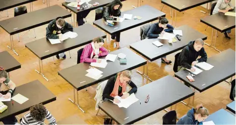  ?? Foto: Federico Gambarini, dpa ?? Soll das Gymnasium in acht oder neun Jahren zur Hochschulr­eife führen? In vielen Bundesländ­ern wird heftig über diese Frage gestritten, so auch in Bayern und in Nord rhein Westfalen, wo dieses Bild während einer Abiturprüf­ung im Fach Deutsch entstand.