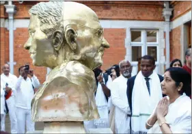  ?? Picture: Bongani Mbatha /African News Agency (ANA) ?? REVERENCE: Sushma Swaraj, the India minister of external affairs, pays respect at the statue of Mahatma Gandhi in Pietermari­tzburg.