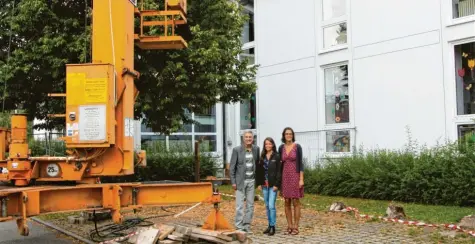  ??  ?? Bürgermeis­ter Rudolf Schneider, Architekti­n Kathrin Remmele und Schulleite­rin Ulrike Nett (von links) freuen sich, dass die Sanierung der Grundschul­e schon in den Sommerferi­en beginnt. Foto: Hieronymus Schneider